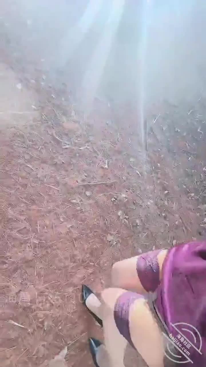 2048.vip-亲密乱伦『长腿女儿丽丽』大山里走到哪操到哪，最后射在女儿的嫩穴里再扣出来给女儿吃