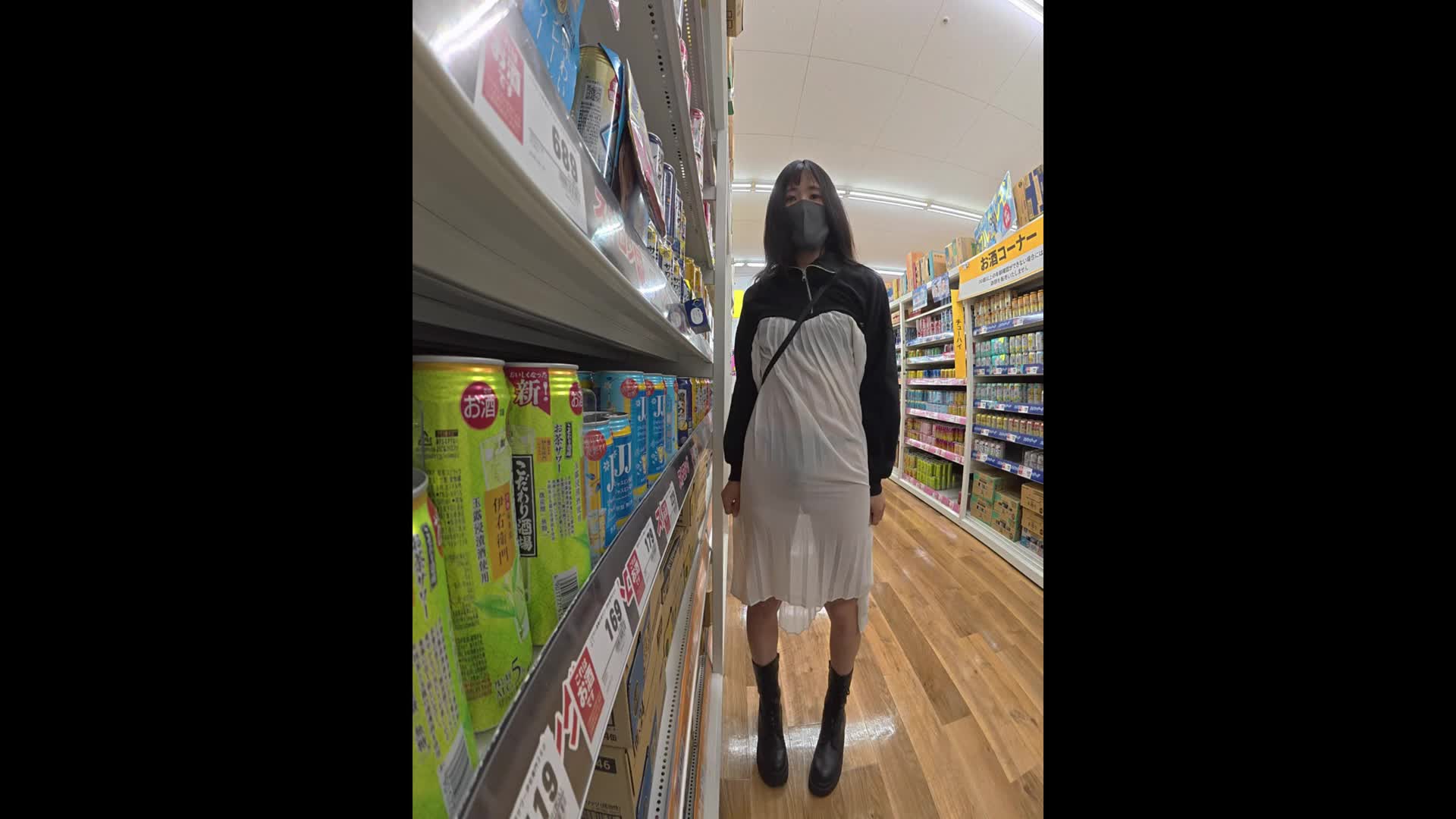 2048.vip-精品推荐【推特】岛国女装露出爱好者『宇美@umiumiexhib』-挺着鸡儿逛商场露出背对撸射