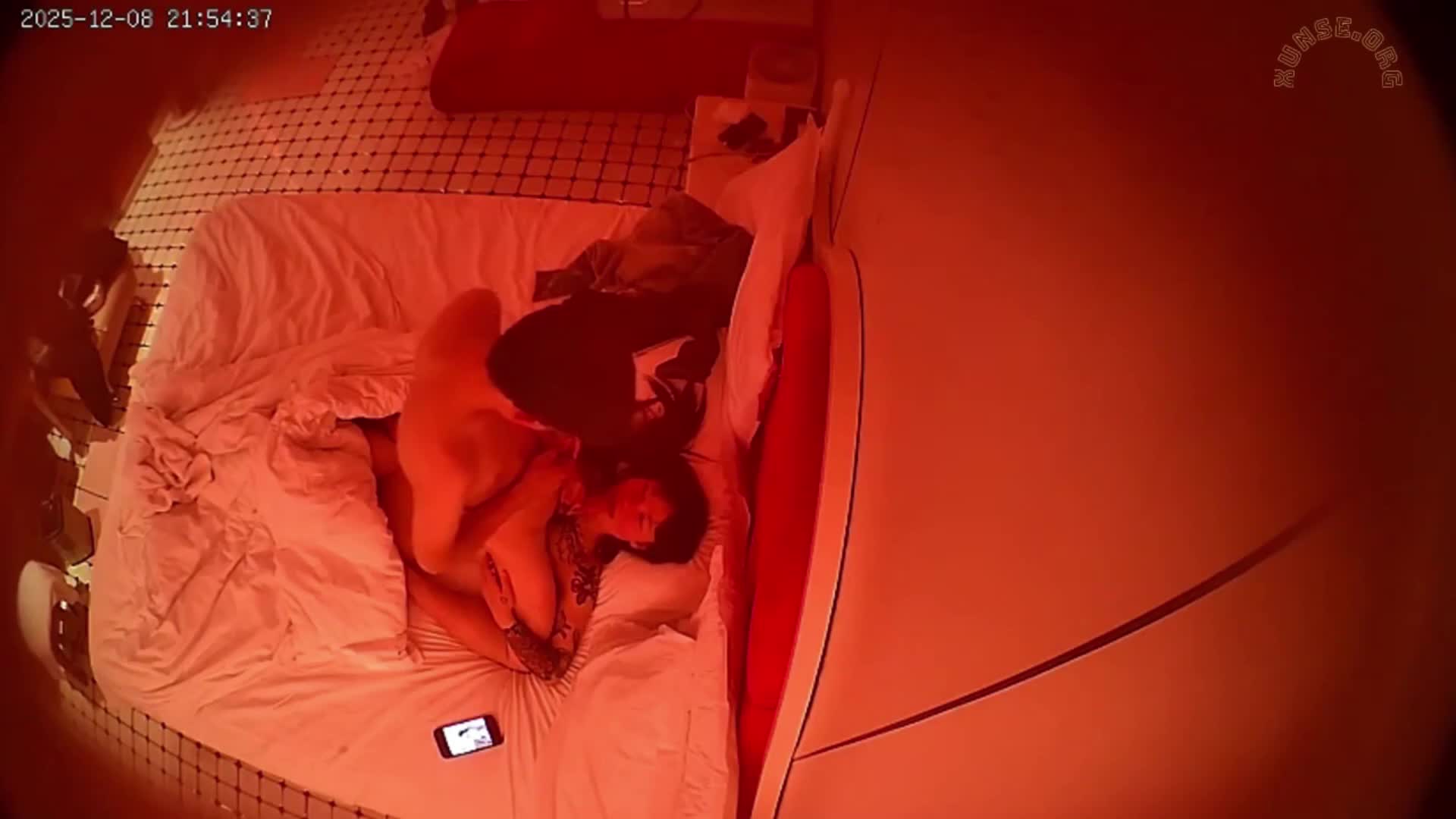 12月针孔摄像头监控偷窥，酒店隐藏式摄像机盗摄，小伙约个纹身妹子酒店开房做爱 口交 两个坚挺的奶子一看就知道奶水足，小伙边操边拍照 妹子也是个能处的朋友，自己爽了不忘叫上好闺蜜一起玩3P，一个舔奶子 一个舔鸡巴，后入着一个 另一个舔着小伙屁股，叫床声非常淫荡 操得啪啪响，射完两闺蜜还在讨论，把闺蜜送走妹子自己又独自享受小伙鸡巴的冲击，一晚上干了三炮好闺蜜 有鸡巴不忘一起上 看的小编也想去4P 完整版置顶以更新