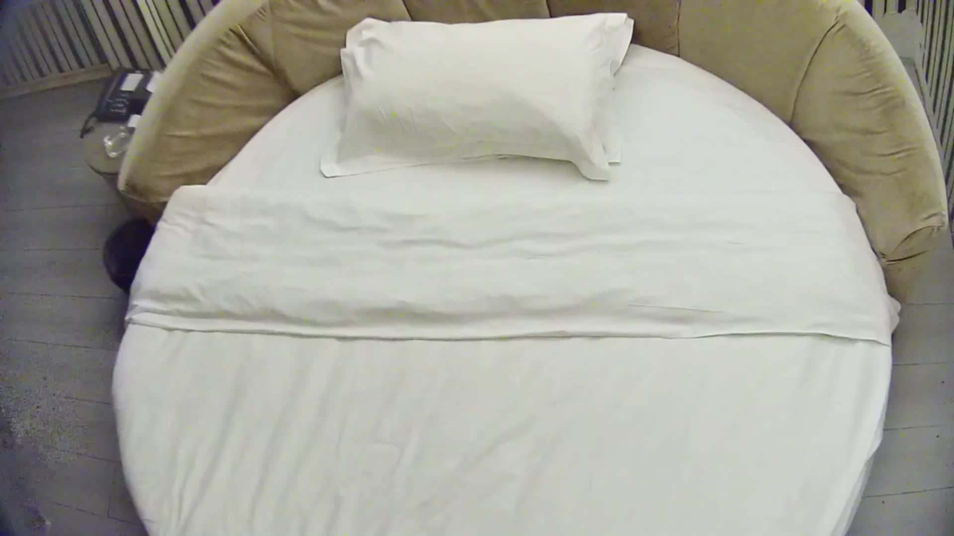 12月情趣酒店监控偷拍，针孔摄像头泄密偷窥盗摄，中年大哥刚发工资就到酒店找小姐想双飞，一个舔鸡巴 一个摸奶子 后面可能价钱没谈好，操一个 另一个看得心痒痒 骚逼早已经洪水泛滥，只能到旁边自慰 自己摸，中出 后入 看大哥的表情应该玩爽了，射完还恋恋不舍的舔着奶头。更多精彩在置顶