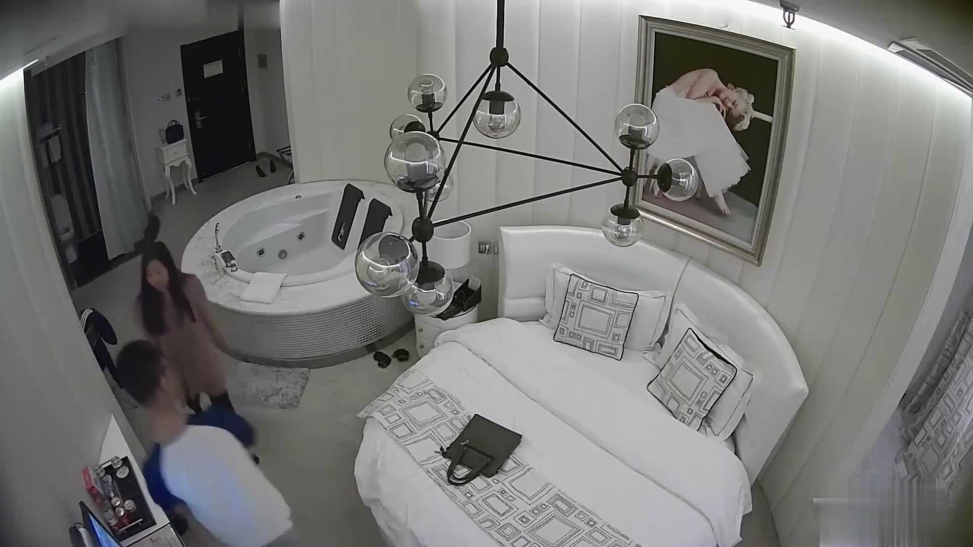 主题酒店监控盗摄 隐藏式摄像头偷窥 眼镜小伙带公司同事酒店开房激情性爱 跪着舔鸡巴 舔得硬邦邦直接塞进去骚逼 边抽搐边舔脚 啊啊啊啊非常骚的叫床声 一晚上干了三炮 床上 地下都是战场 整个房间都充满着精液的味道