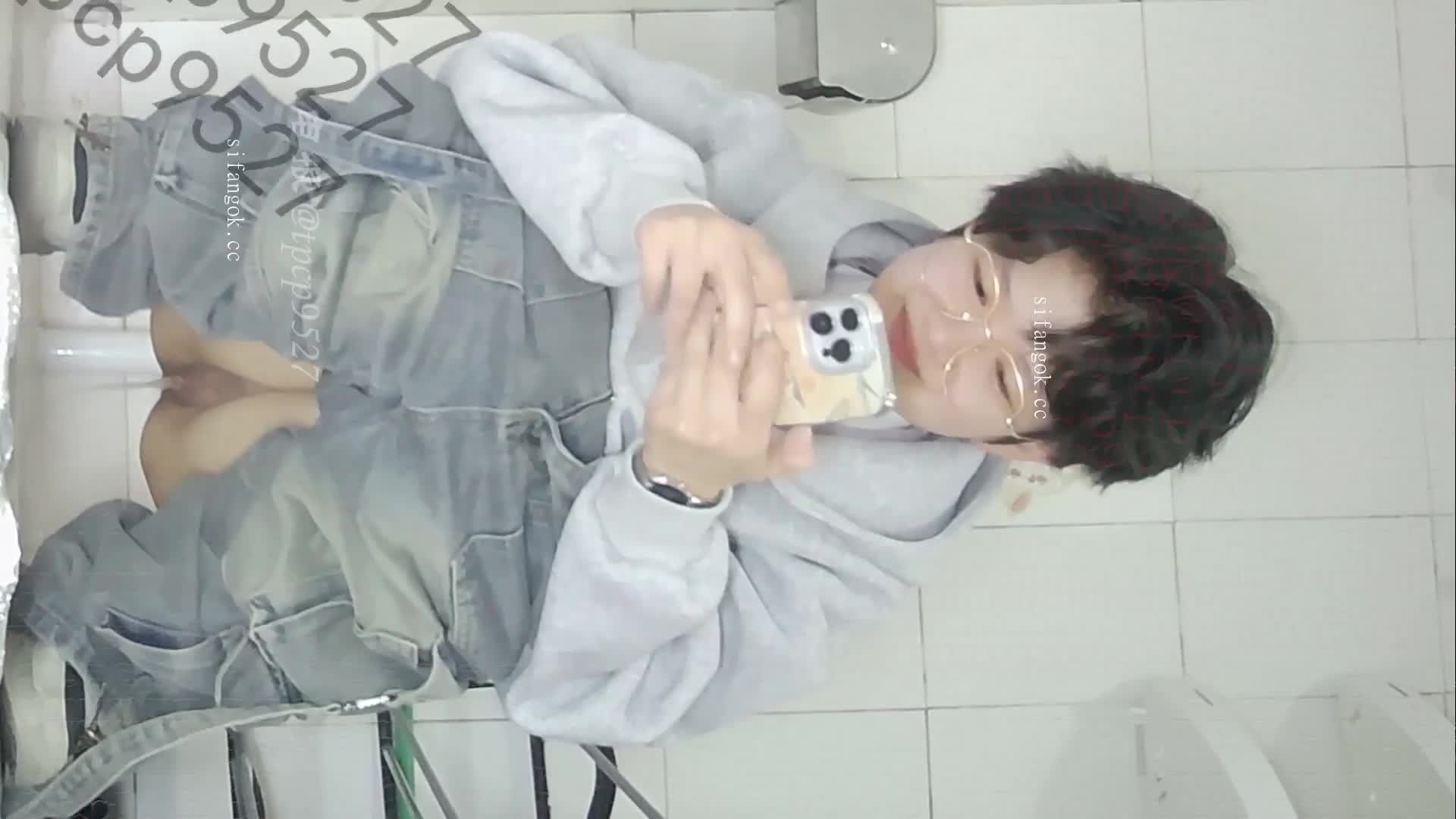 2048.vip-十二月电报收费群新流出 高校女厕前后景偷拍学妹尿尿白虎眼镜妹拿着个自拍设备