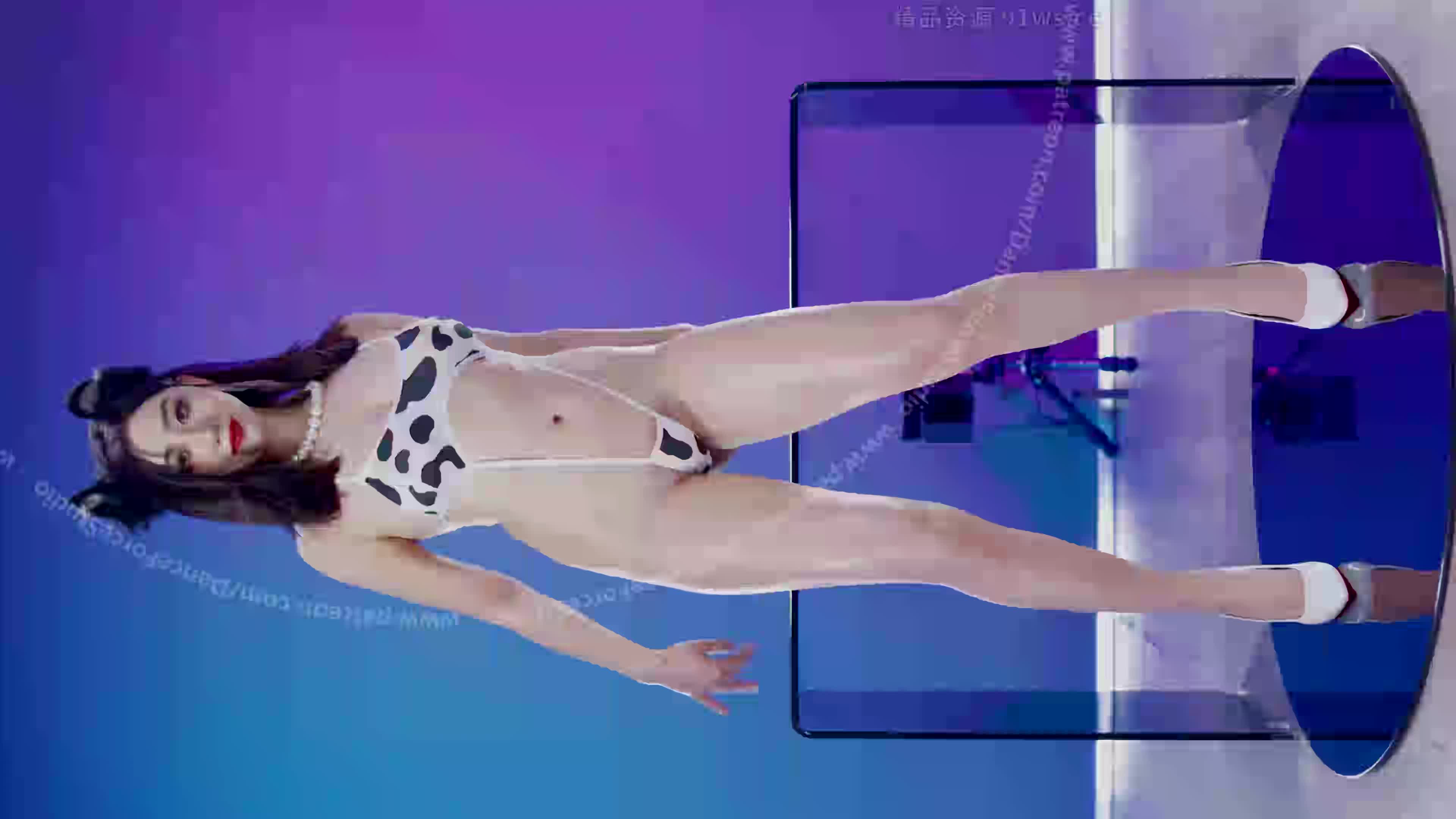 #绝对舞力 #Patreon #骚舞 高颜值奶牛女主播高跟情趣热舞，丁子内裤勒B难受么？难受就解开吧！️点击置顶加入VIP解锁全套内容