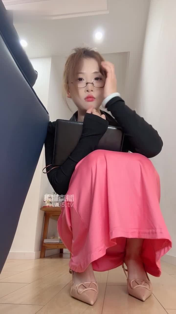 2048.hk@松紫TJ：全新素人首次体验勇闯字母圈养成系女s对着镜头都不好意思说几把看看多久能锻炼出来2025-11-10