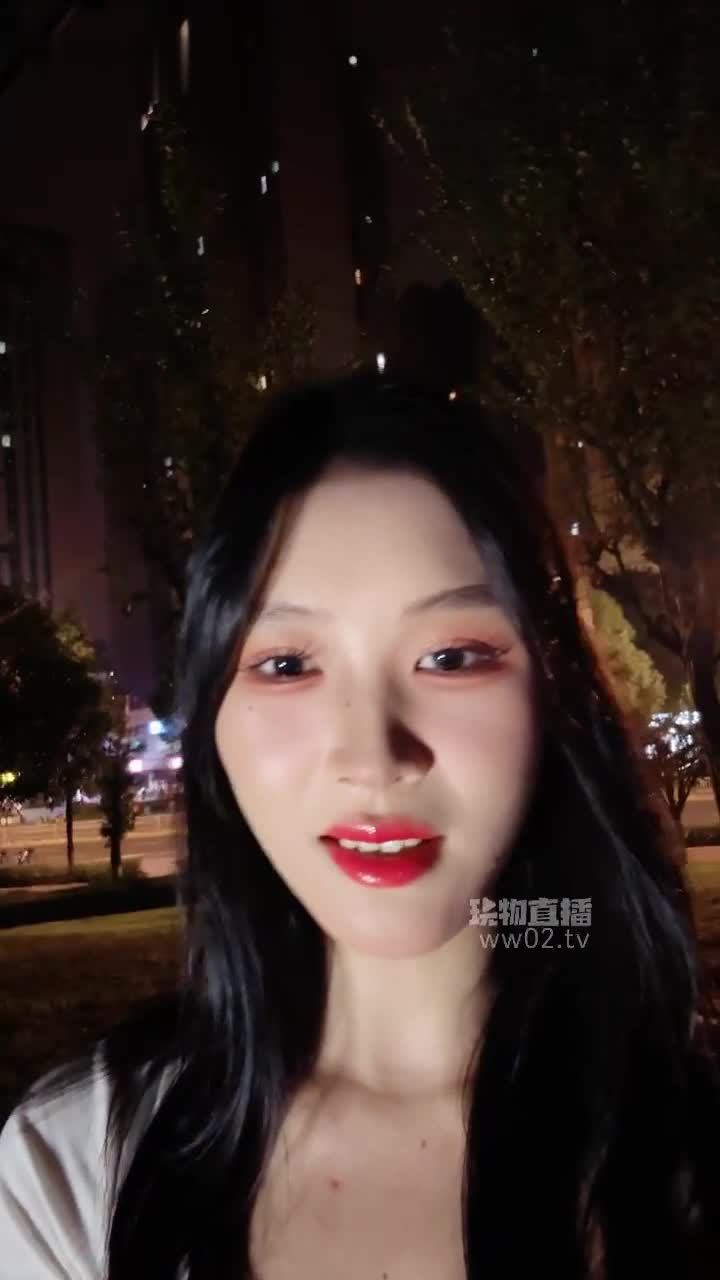 2048.hk@木万TJ：健身回家路上开发路人过往来回路人看着狗屌吓的时软时硬最后太刺激了直接射在白袜上2025-10-17