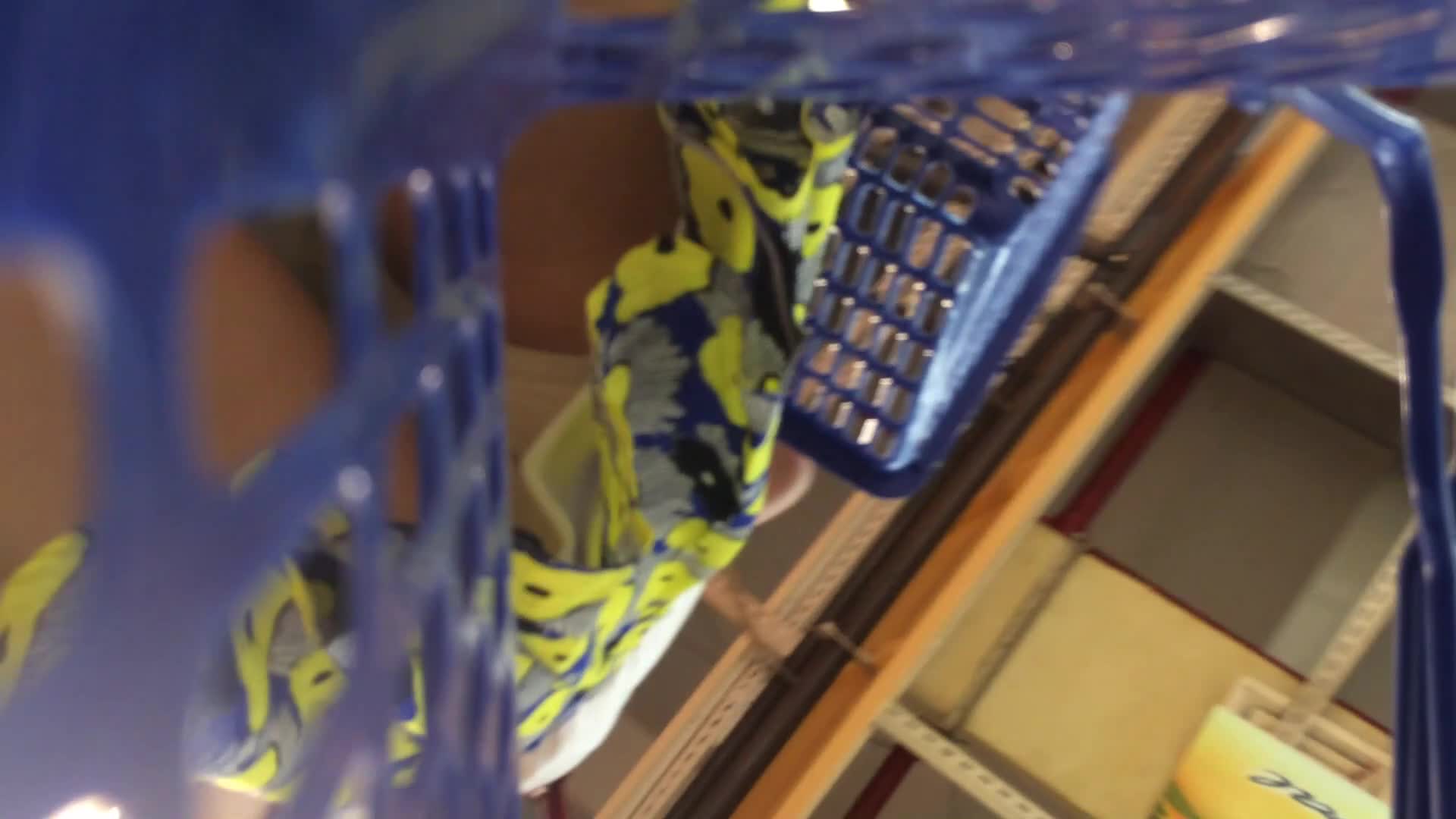 2048.vip-推荐 【超市抄底】菜篮托底流，各种小靓女，跟龟男逛街的少妇，各类底裤眼花缭乱