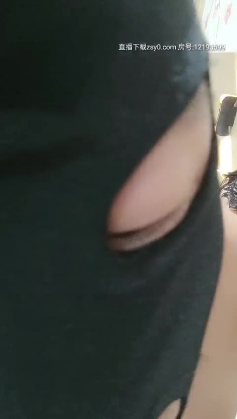 【颜值极高小姐姐被渣男友3P直播，渣男友和老男人前后夹击】颜值爆表的小骚货被渣男友骗去直播卖逼，直接扒光跪床，高高撅起肥美翘臀，任渣男友和老男人前后夹击！渣男从后猛捅湿淋淋的小骚穴，老头子塞进樱桃小嘴深喉狂插，两根粗硬鸡巴同时狠顶深撞，干得她淫水狂喷、浪叫连连高潮迭起，小穴红肿爽翻天，神魂颠倒欲仙欲死。直播间观众刷礼物刷疯了，渣男看着女友含老头鸡巴，裤裆硬爆！【时长：55分钟1秒，编号：11123，已更】