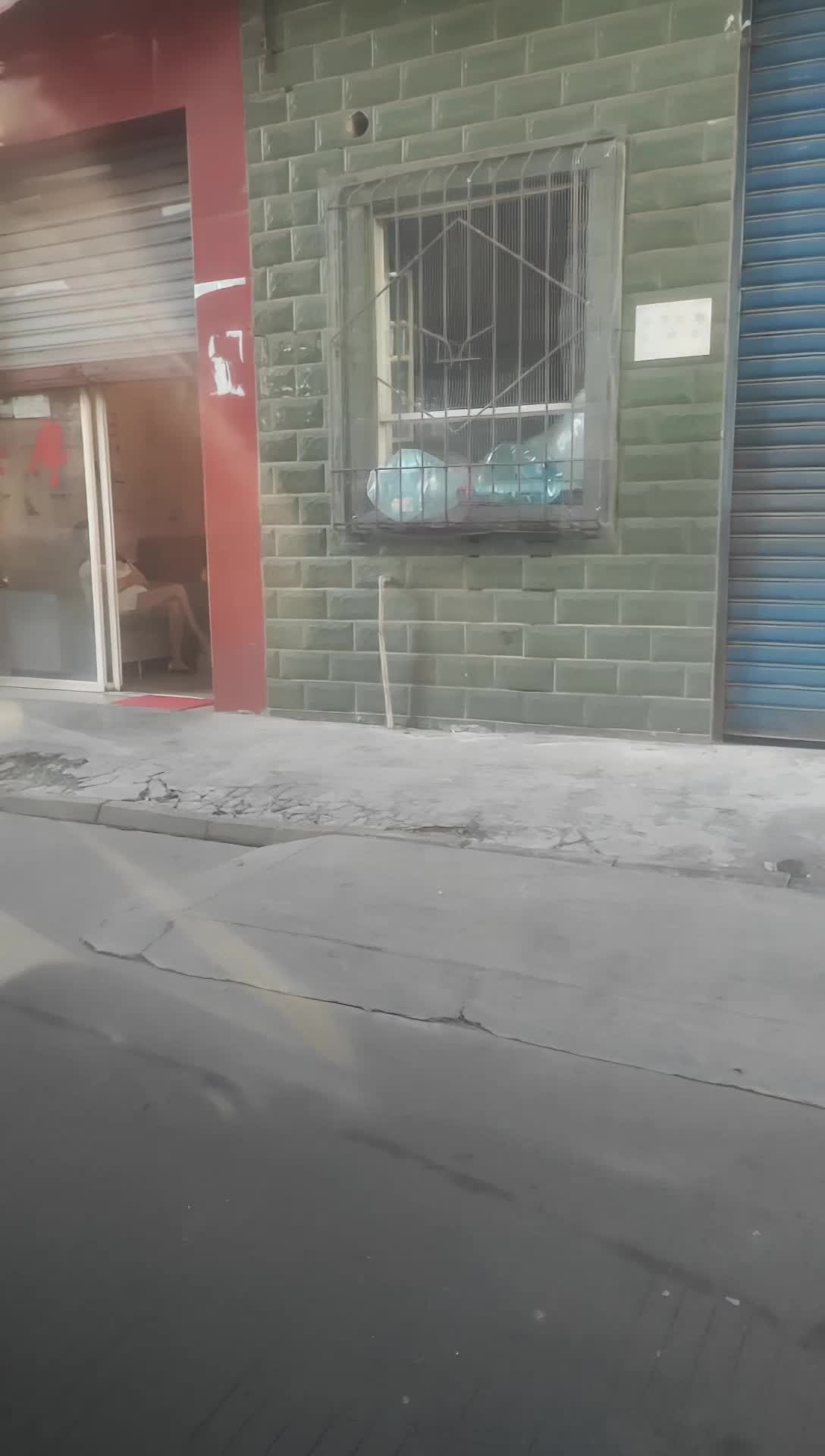 2048.hk@2022.5.4，【持有无套内射执照】，美腿少妇，大长腿又细又白，出租屋里