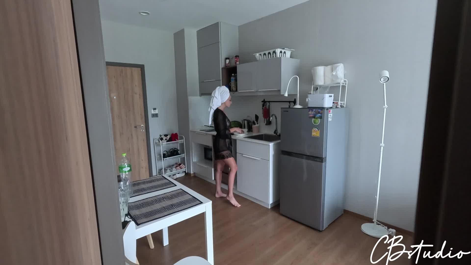 2048.hk@继子在厨房里做午饭时操了继母 - Pornhub.com