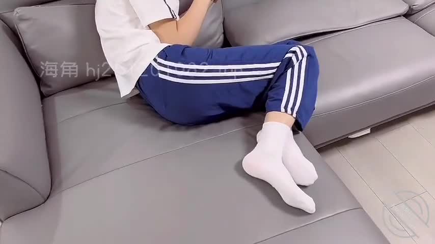 2048.vip-极品萝莉女儿『我是奶气草莓』校服女儿直播足交被我干到尿失禁停播！下次直播前记得锁门，不然爸爸还忍不住