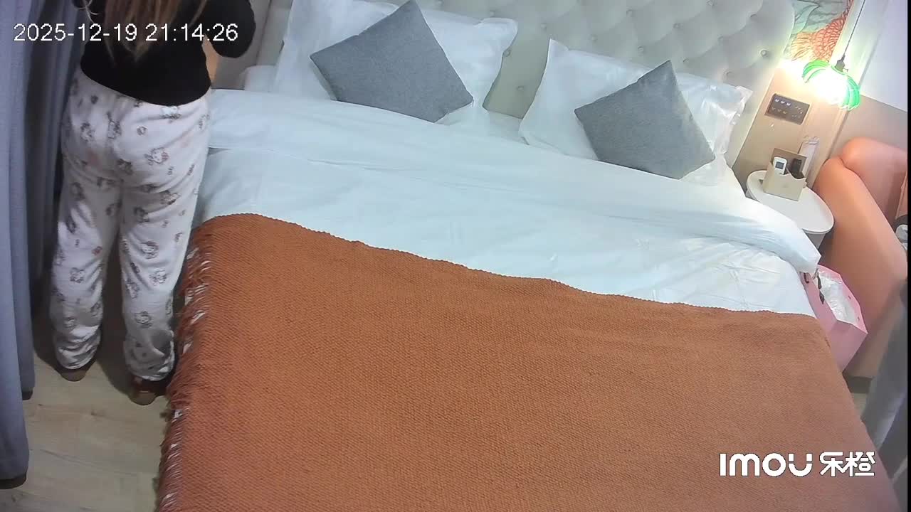 2048.vip-12-19流出稀有乐橙酒店偷拍 姐弟恋的年轻情侣大姐吃饱外卖后给小男友打飞机泄火