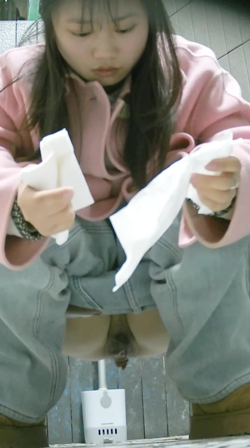 2048.vip-商场女厕全景双视角偷拍拉大号的美少妇 人美B肥