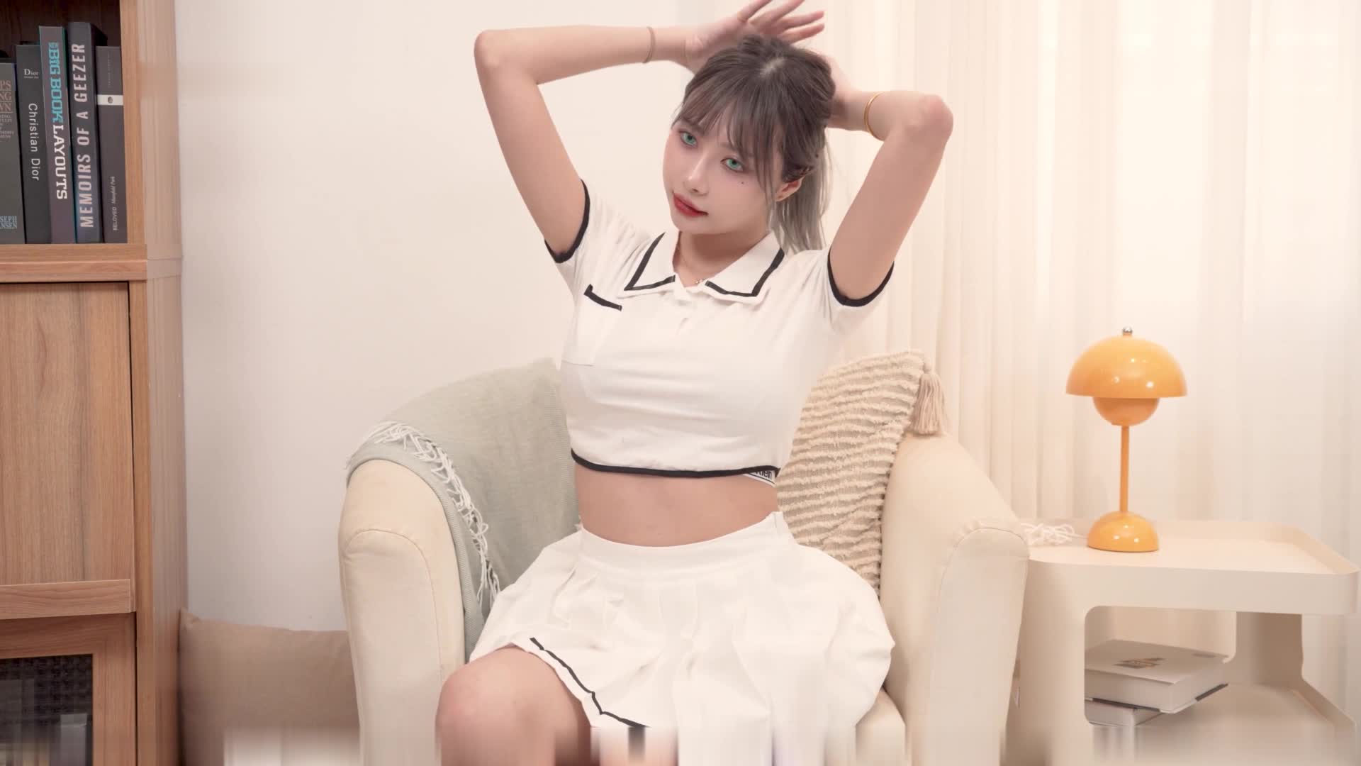 2048.vip-高颜值气质女模大尺度私拍女体艺术，巨乳无毛直观露三点自慰，香艳诱惑