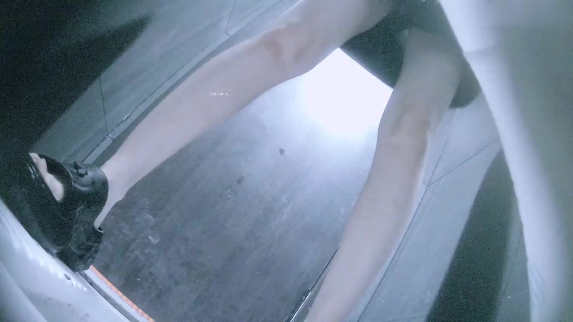 2048.vip-一月新流出酒吧绿光系列 前蹲的白虎小姐姐小便激射差点尿湿摄像头了