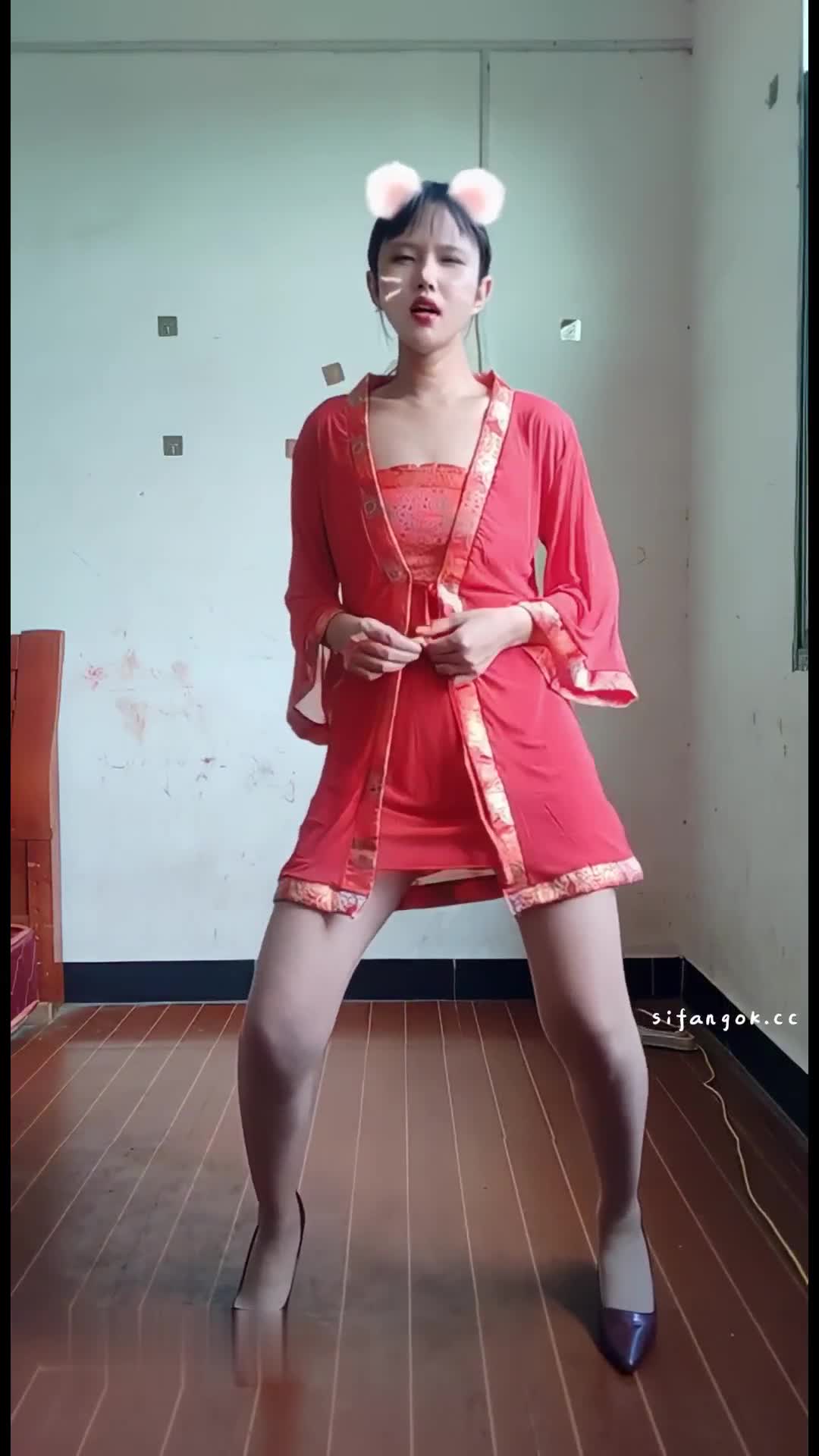 2048.vip-最新快手泄密！生活所迫无奈小少妇【张丽】新番定制，脱衣换装动感裸舞，自插掰穴视频连线网调