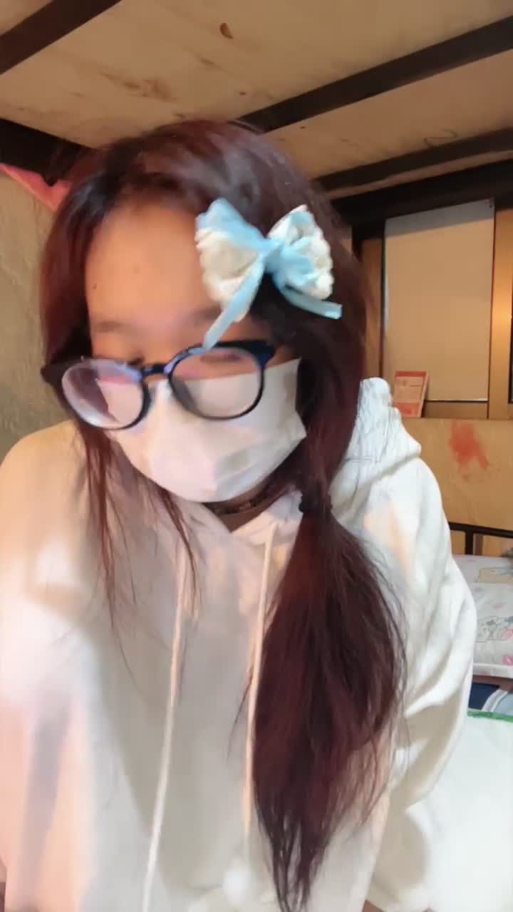 2048.vip-在校大学生【冻死小呆】下海赚学费，嫩乳嫩穴宿舍各种展示