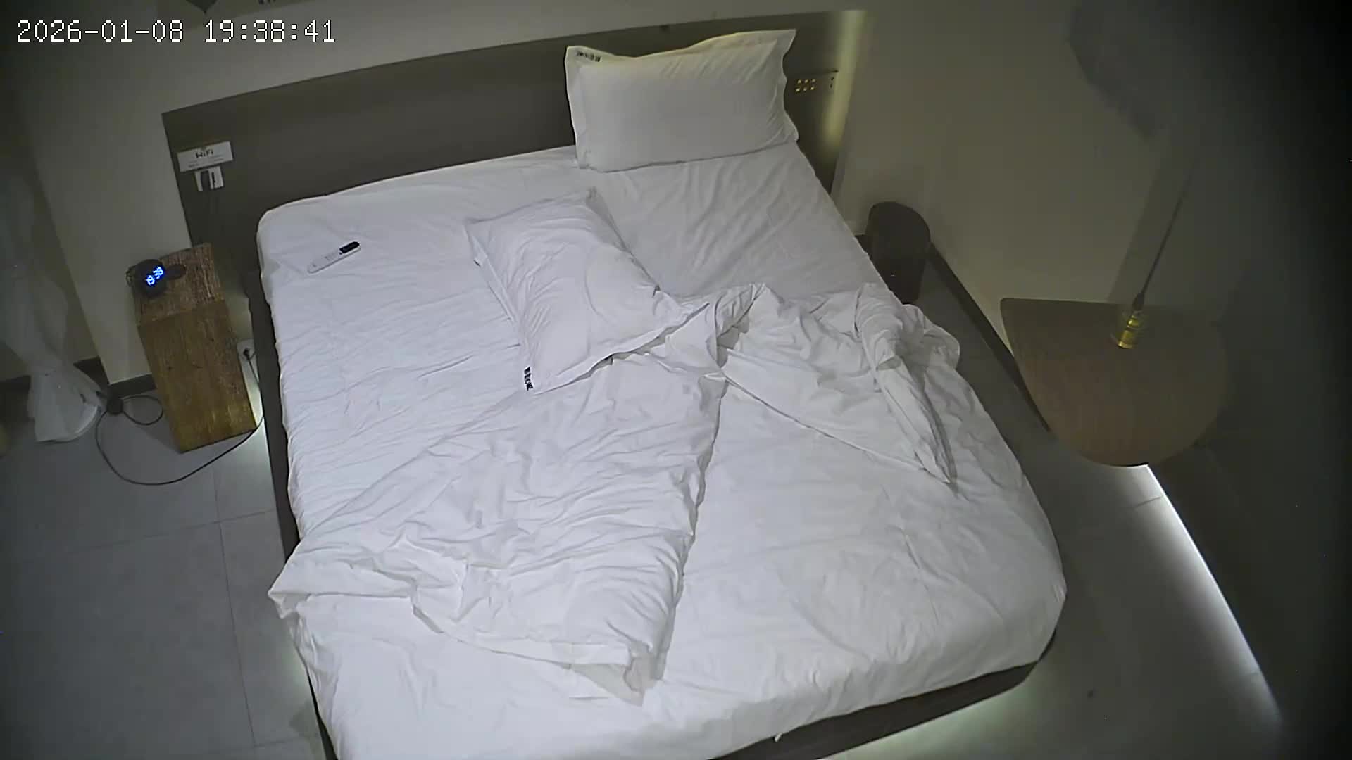 2048.vip-1-9流出酒店偷拍 年轻小哥把阴茎插入女友嘴里洗净后对着下体猛烈撞击