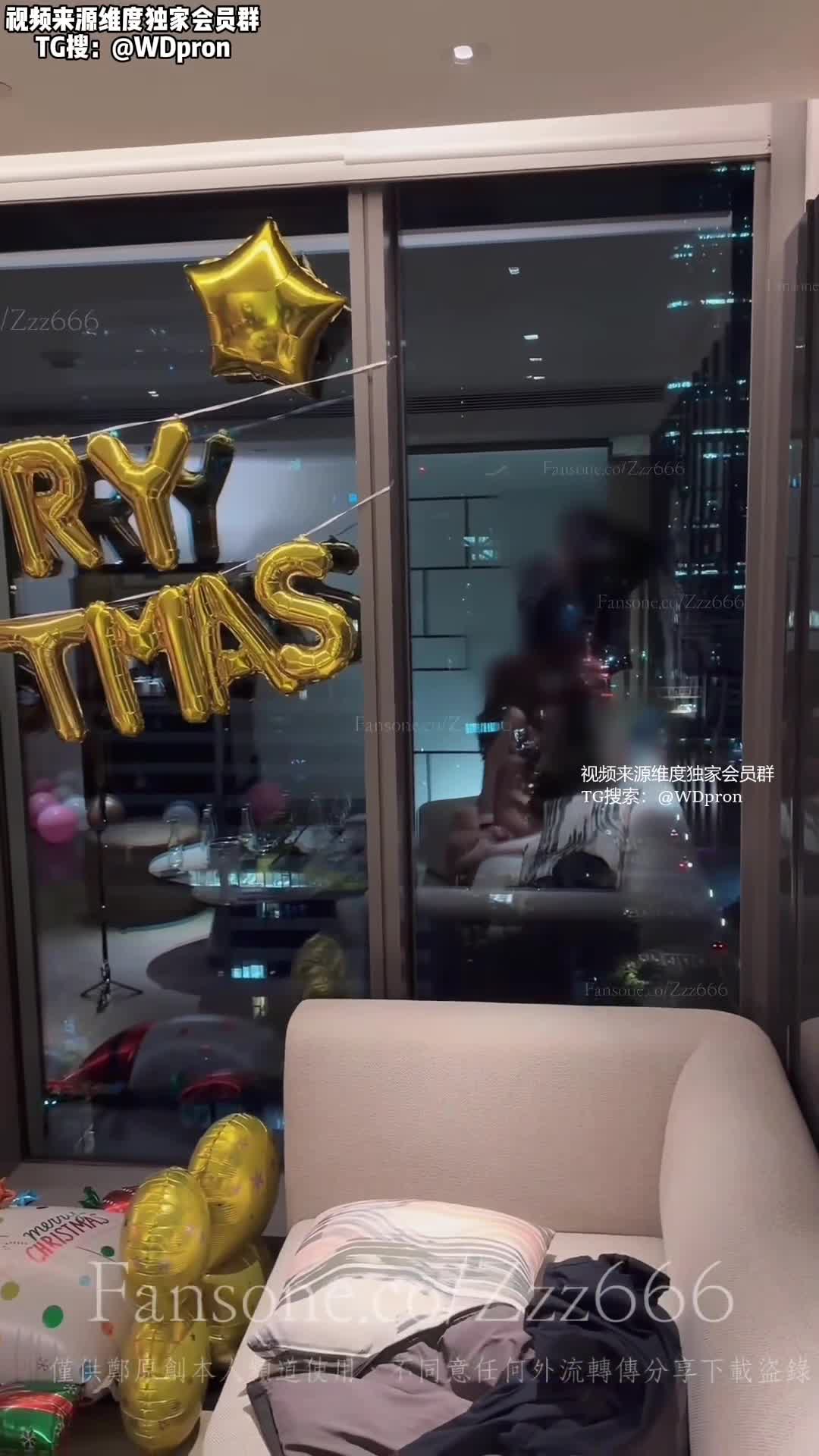 2048.vip-专操极品网红女神『郑原创』和兄弟一期在酒店约啪两个极品美女过圣诞节，超级反差，各种姿势口交，后入