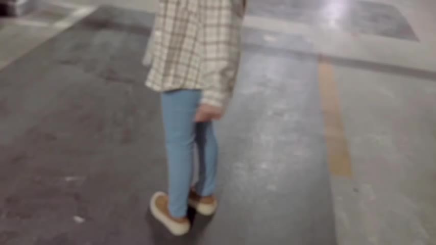 2048.vip-背轮师德】奶气草莓 - 舞蹈老师穿蓝色开档牛仔裤露出 发情了直接在楼梯打炮 快高潮老公来电话 边接边榨精浇筑子宫