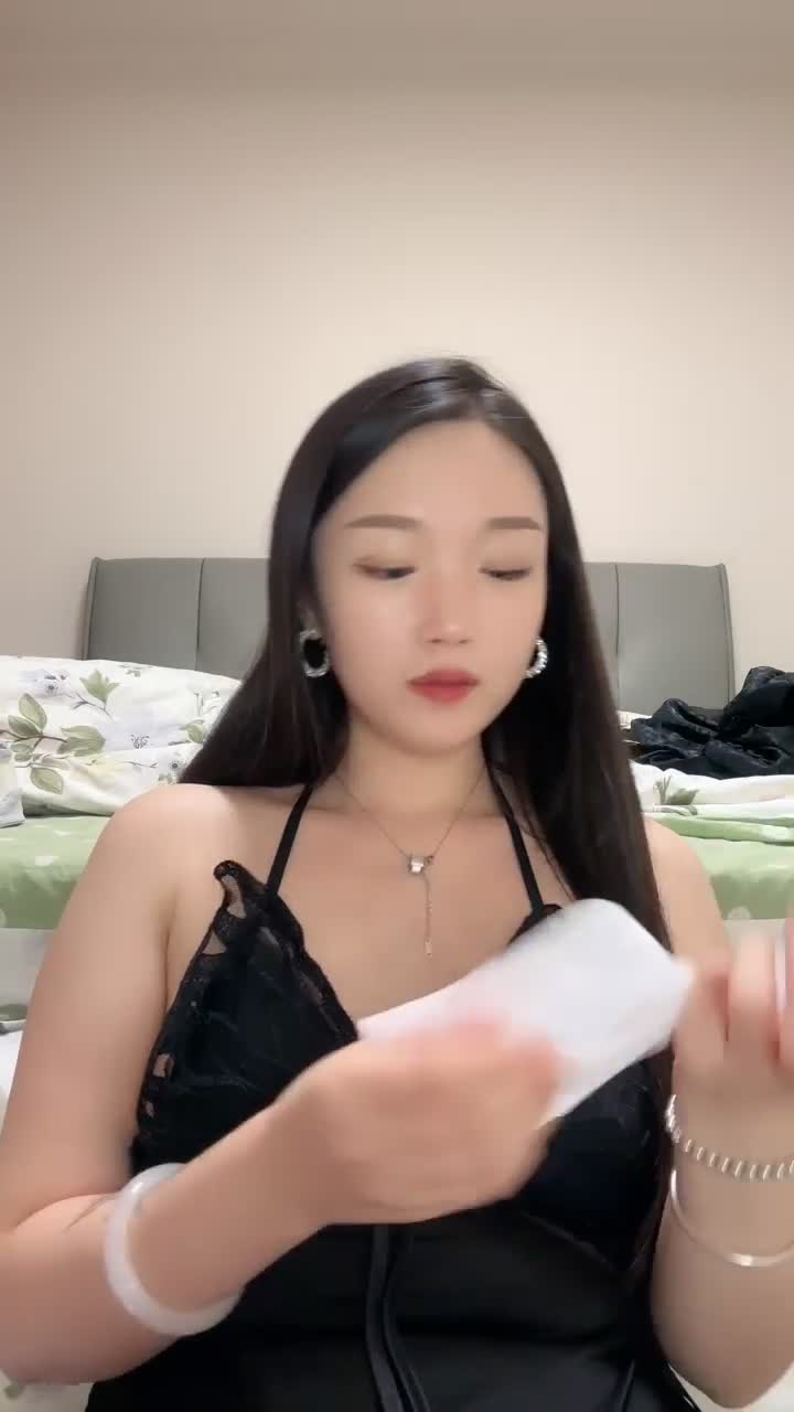 2048.vip-推荐 颜值嫩妹【萝莉叭嗦】Part4，眼镜一戴我最骚，喜欢爆菊花，大尺度掰穴自慰，极品大长腿