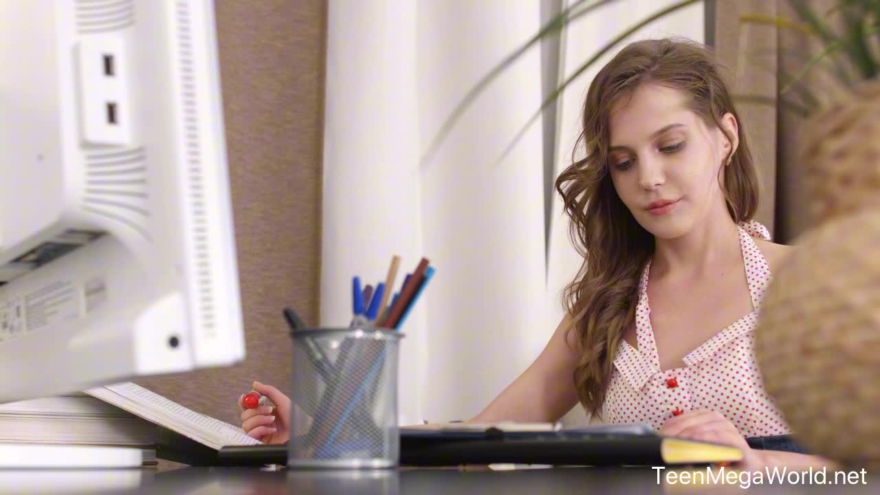 Stasia Si - Hottie Dines With Fresh Sperm