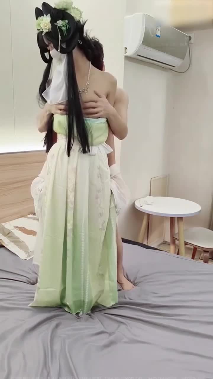 #萝莉 #反差 #爆肏 #白虎性欲旺盛的白丝汉服萝莉 自己掰开双腿等着爸爸大鸡巴插入 身材苗条的反差婊被小哥无套输出操喷了 1