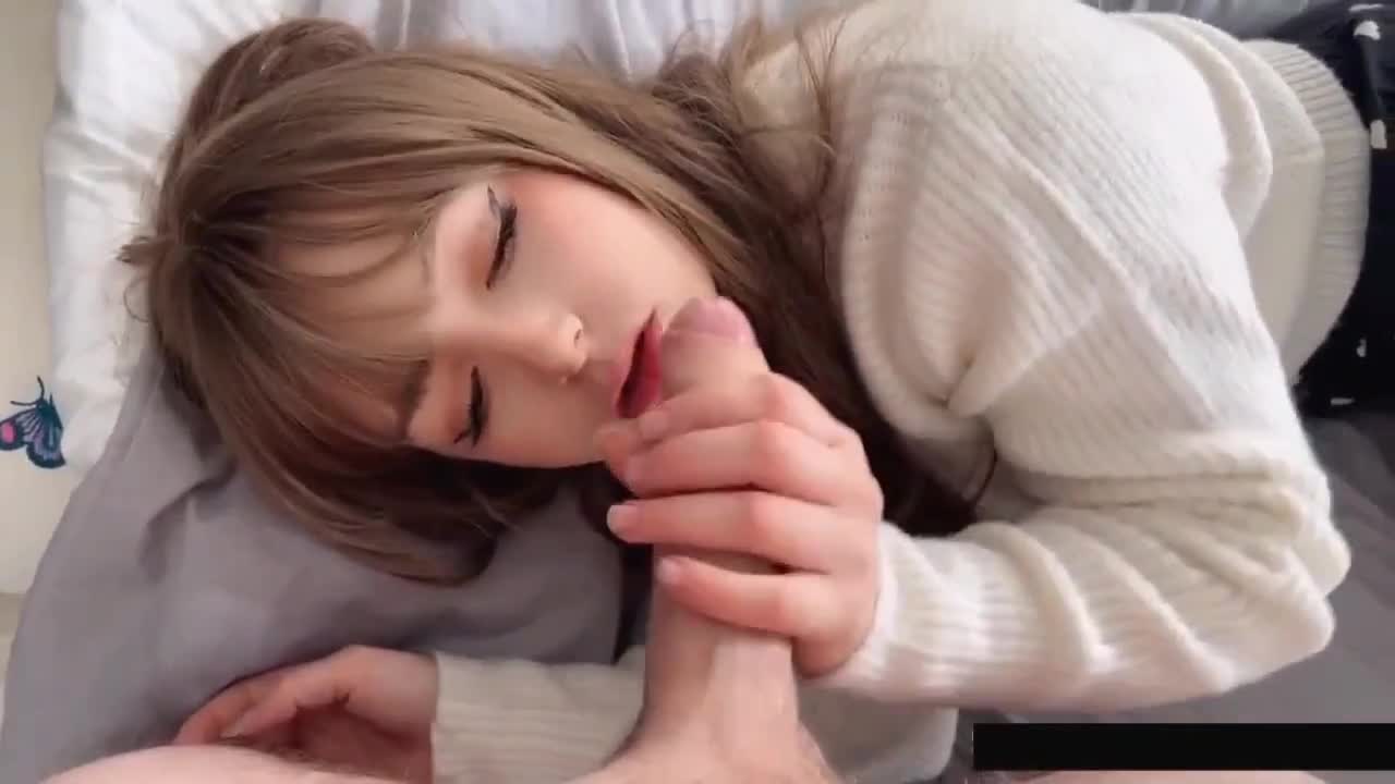 #萝莉 #欧美 #爆肏 #口交 #颜射极品欧美小萝莉给男友口鸡巴 被男友猛操白虎小嫩逼 巨屌全根插入 射了一脸