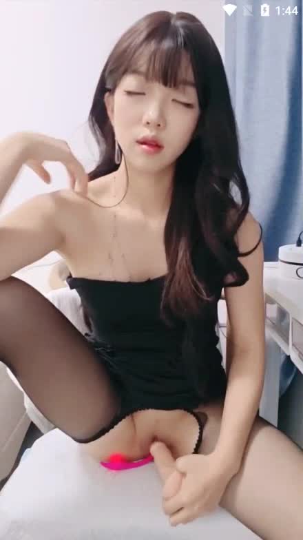 2048.vip-戴着跳蛋酒吧嗨！【张子怡】无毛白虎穴，大黑牛自慰