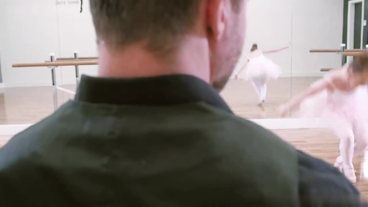 跳芭蕾舞的气质美女就是撩人，紧身白丝服饰前凸后翘娇躯尽情展示曼妙肉体，是个男的就挡不住 #欧美精选 #极品 #巨乳 #内射