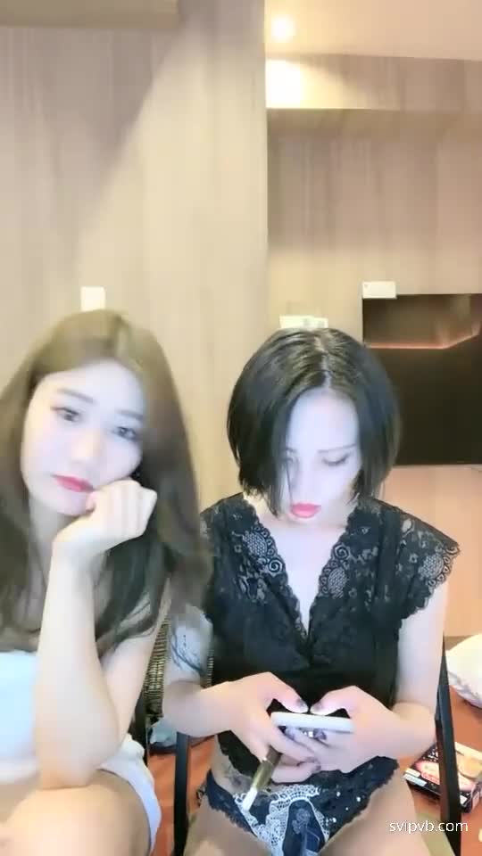 小妲己 百合 日本兰 女同 两位身材火辣的美女在线直播自慰游戏，粉嫩跳蛋深入私密处，带来无法抗拒的极致快感，让她们沉醉其中欲罢不能。点击下载同款APP 绝美母狗等你调教