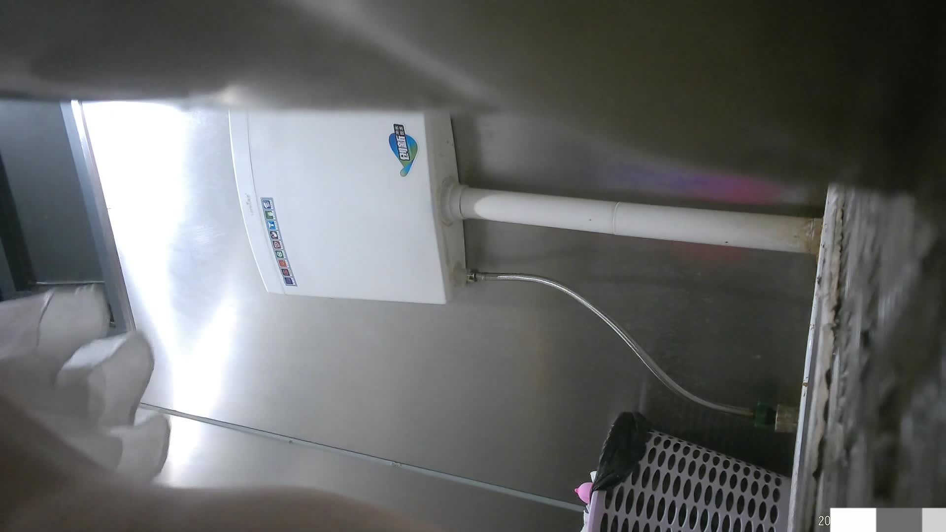 ★☆震撼福利☆★十二月最新流出师范大学附近女厕偷拍青春靓丽学妹珍珠项链美女怕尿到裙子撩起来尿