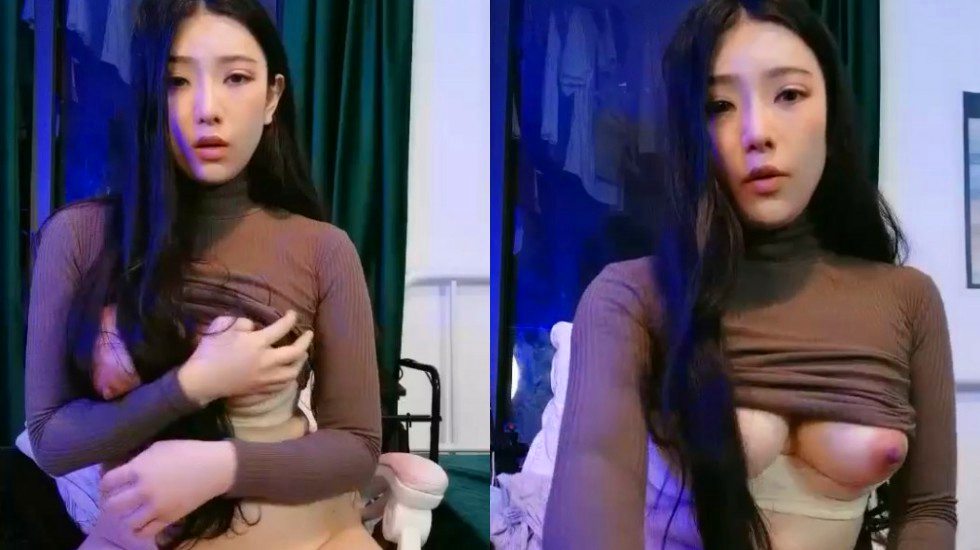 来自香港的新人大奶肥臀小尺度诱惑，撩起衣服露奶子近距离掰穴特写