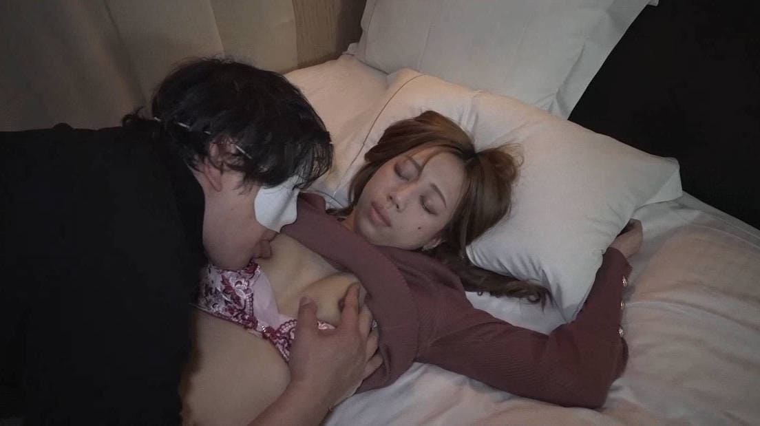 【姦・睡】酔い潰れてたグラマー女を⚫️姦、犯り捨てした動画 ー前編-