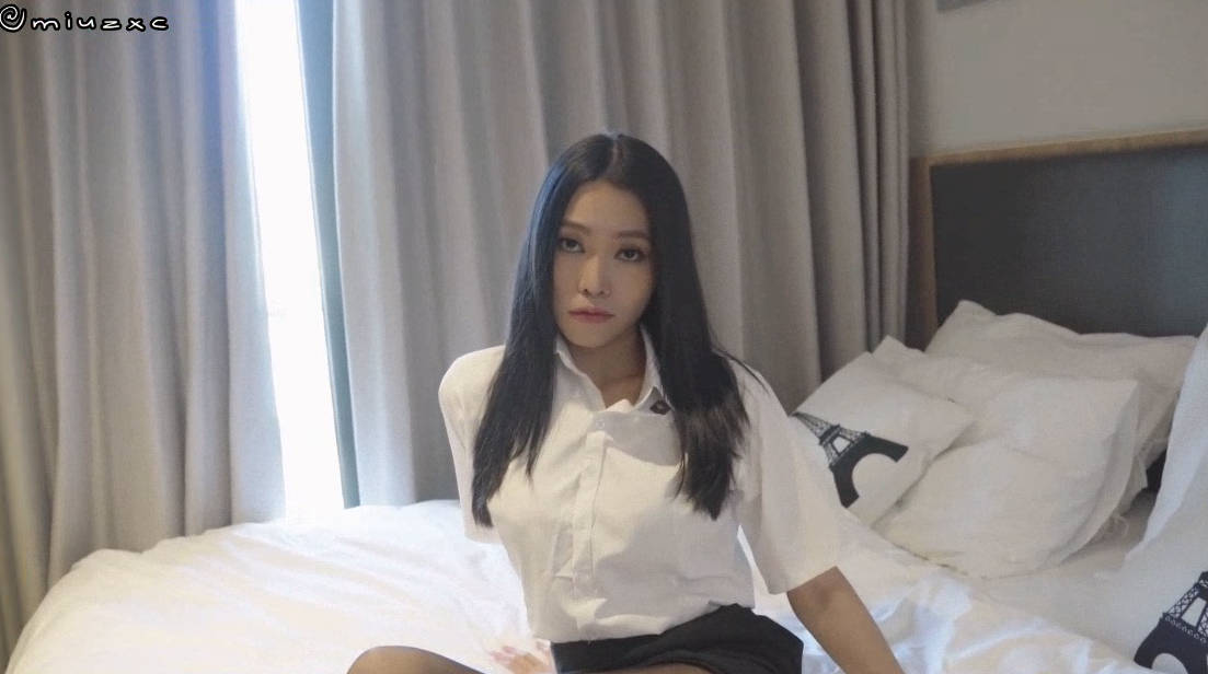 看到了插入式荡妇房地产经纪人的屁股，她在我身上喷水时 / miuzxc