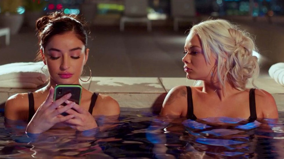 和闺蜜钱太多花不完于是点了男模陪我们两个解解闷