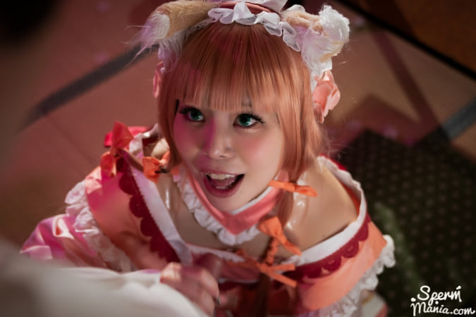 【角色扮演】在米莎的角色扮演余兴派对的第二部分中，当几个男人抽出阴茎让她吮吸时，她可爱地微笑着