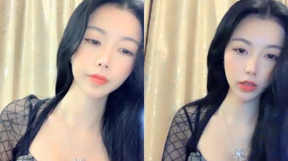 迷人御姐近距离掰肥逼抠逼给大家看