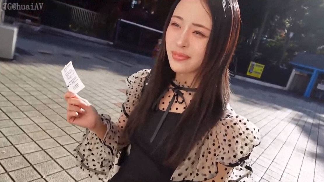 把好身材性感人妻约到野外激情啪啪，野战看起来真刺激，这对奶子好想上去吸一口