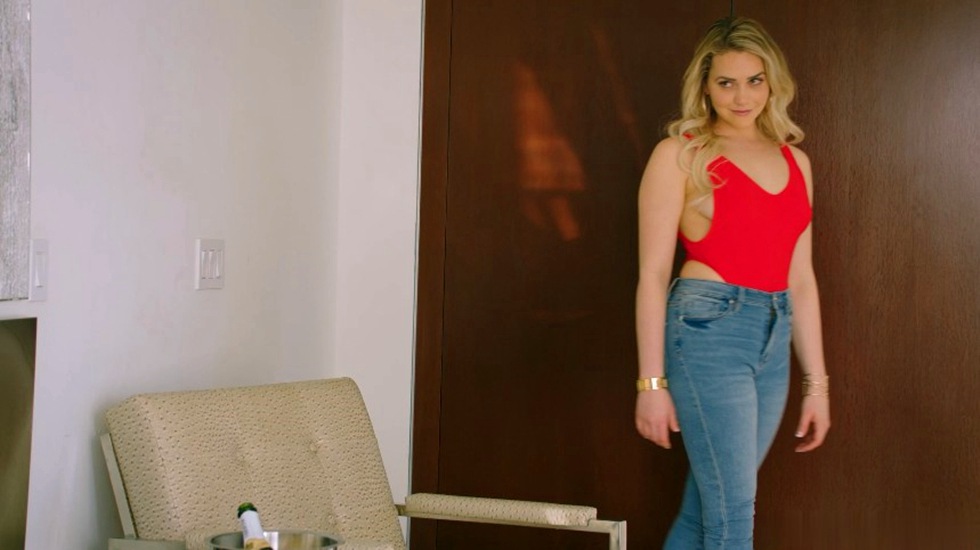 金发闷骚美女需要两根黑人肉棒来填满自己的空虚