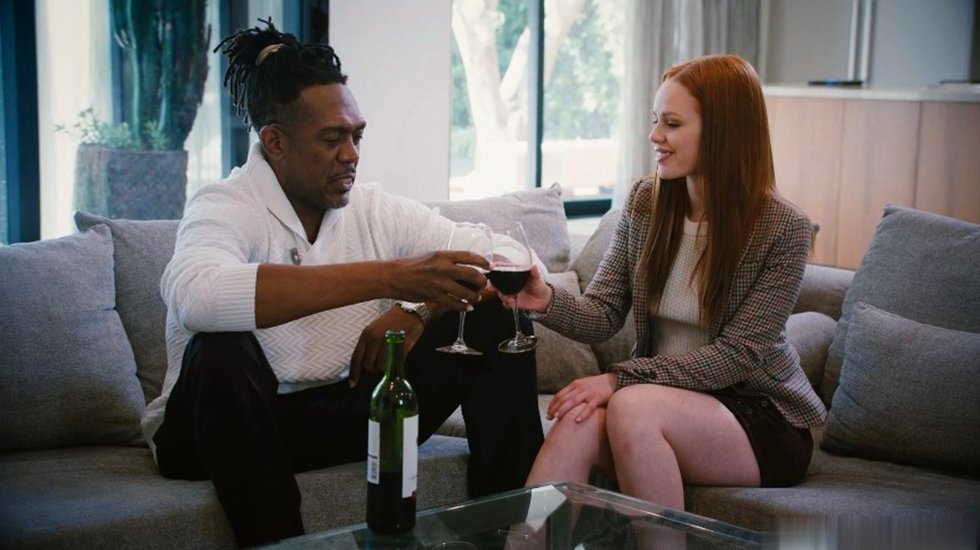 新招了一个美女秘书她很会照顾人