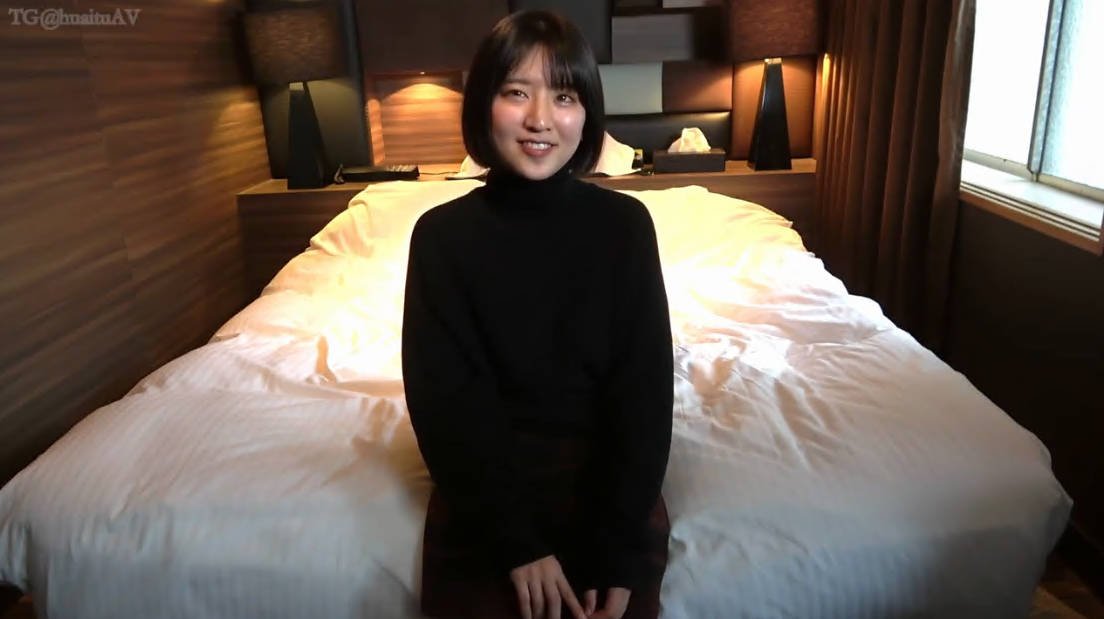 窗边爆操短发可爱萌妹