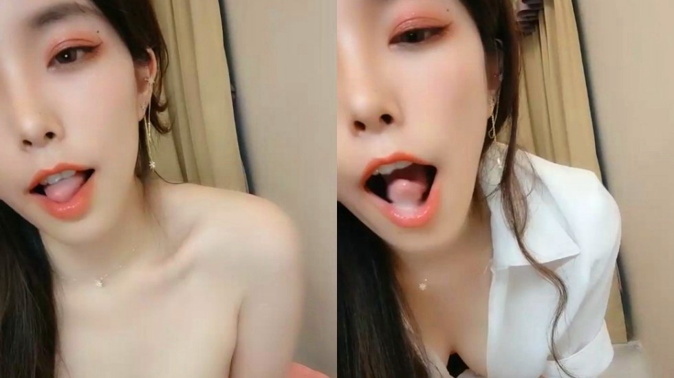 高跟鞋大长腿性感高颜值御姐大尺度秀，撩起裙子露屁股拨开内裤掰穴，自摸流出白浆地上假屌骑乘，浴室道具插菊花