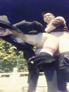 吃瓜,爆料外企斯文眼镜男大冷天马路上与高颜值漂亮小女友直播啪啪这么一个纯情美丽的女孩干这个白瞎了对白淫荡