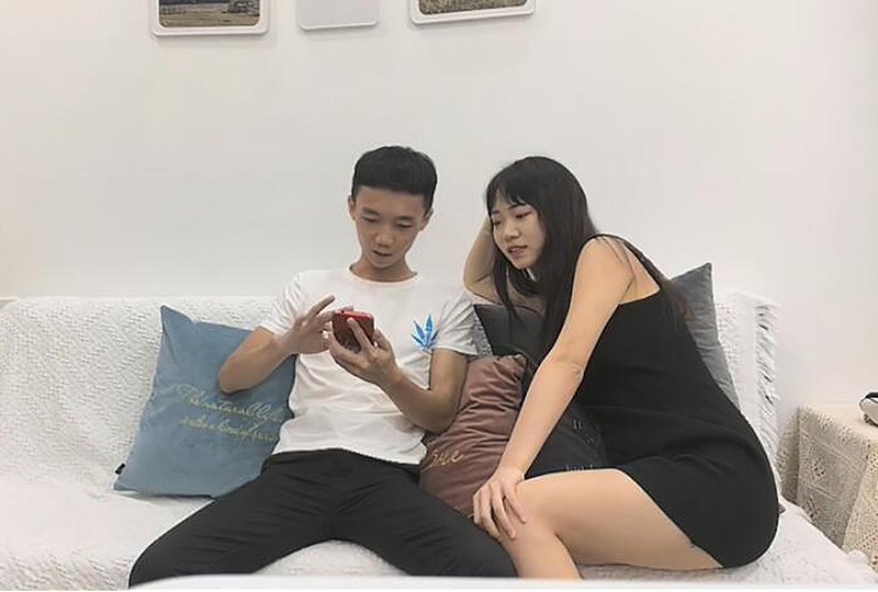 吃瓜,爆料约00后粉嫩美乳小萝莉，沙发上抠穴淫水真是多，口交观音坐莲玩得爽